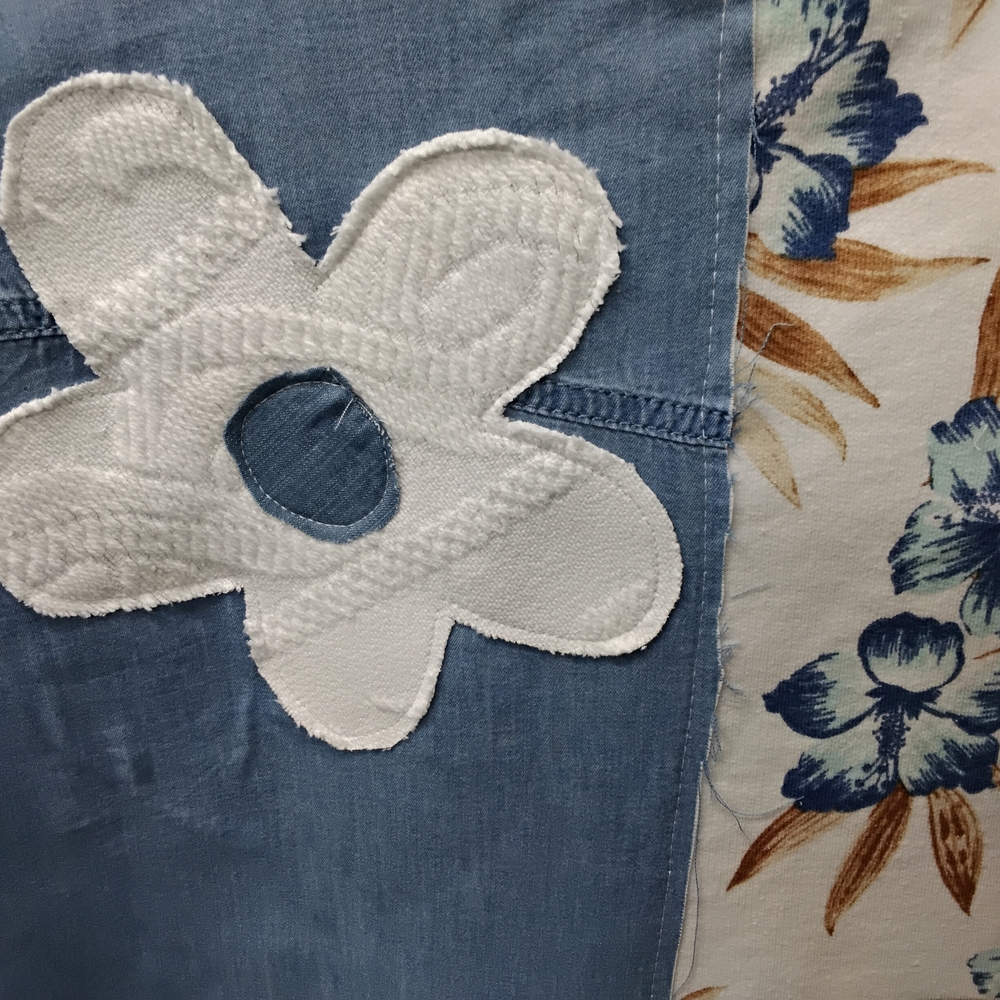 3864 Size XL Upcycld Floral Blue and White Women's Sweatshirt - Picture 5 of 7